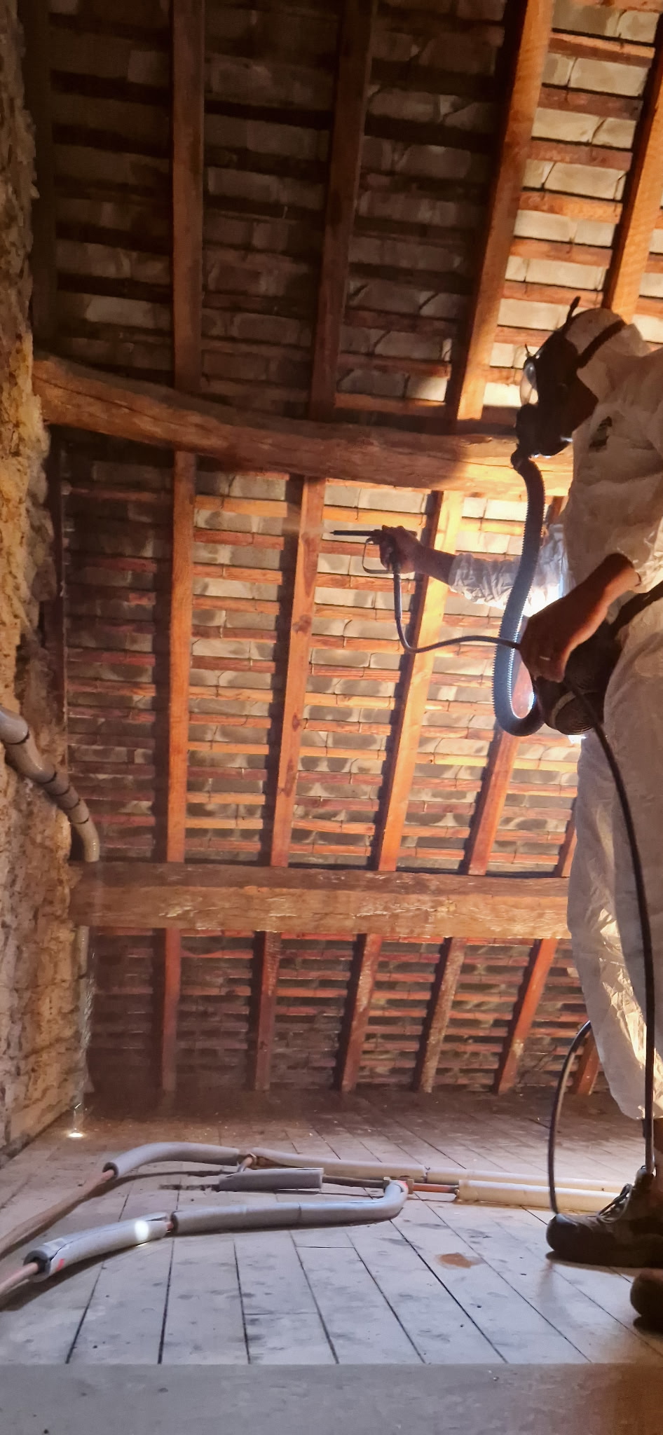 Traitement d'une charpente contre la merule par pulverisation en hauteur