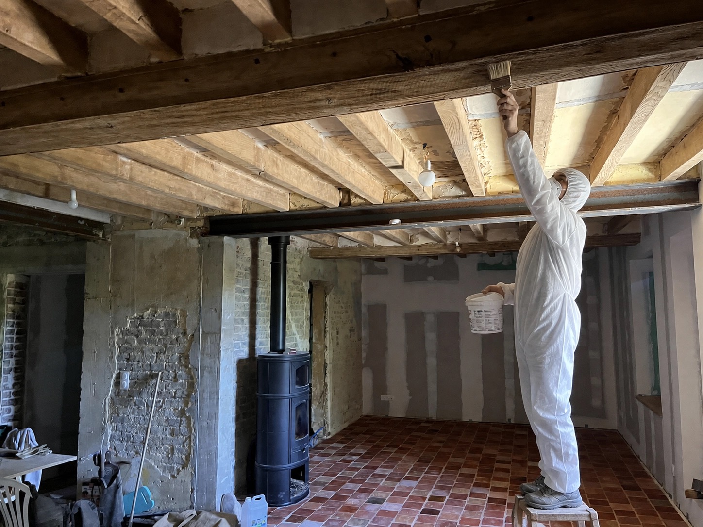 Traitement des solives et du plafond en cours d'intervention